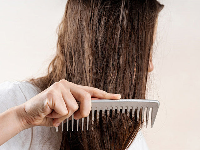Vividreamore hair care example of frizz and tangling without ionic hair dryer
