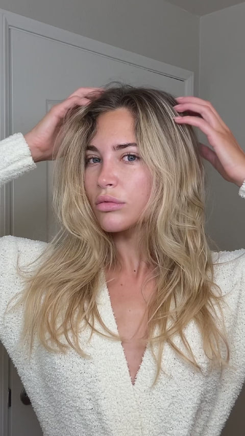 Load video: Another KOL demonstrating Vividreamore Velo IntelliSense hair dryer features in vertical video format for mobile viewing